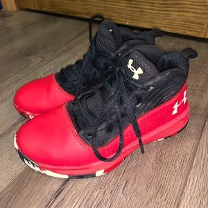 Under armour boys shoes (1y)